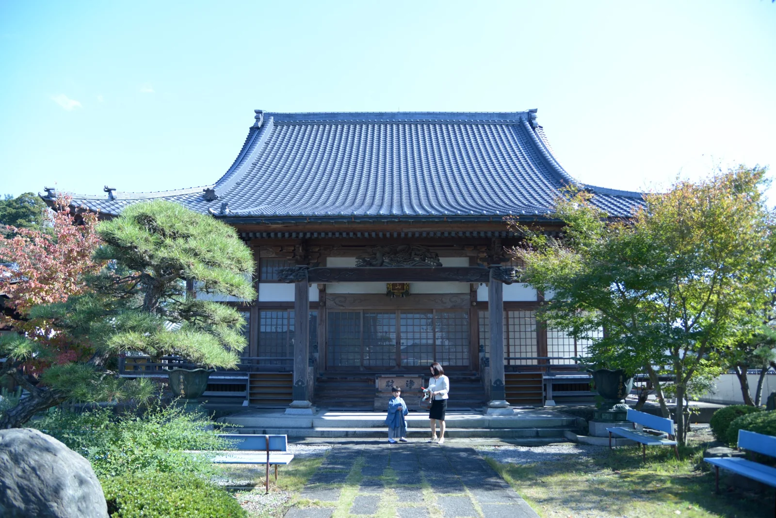 淨泉寺の本堂と境内